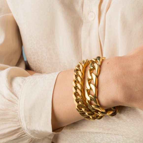 Elegant Gold Bracelet - Picture 3 of 6